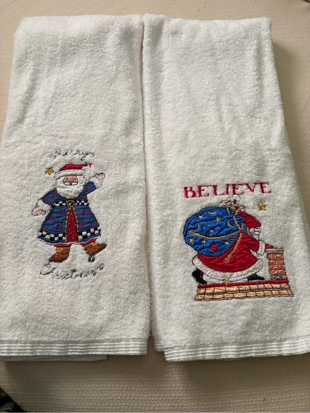 Set of 2 White Mary Englebreit Santa appliquéd large bath towels 44”x24”